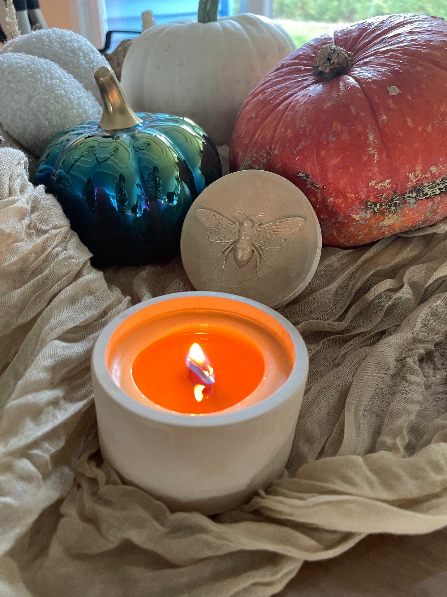 Honey bee beeswax candle with wooden wicks